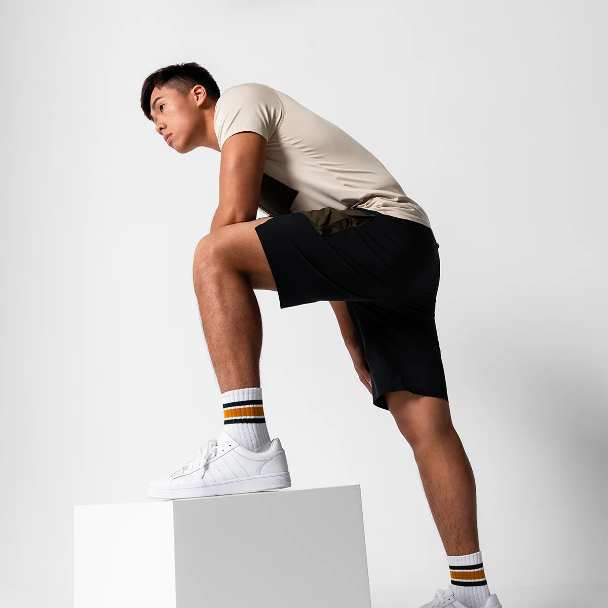 Color Blocking Functional Cargo 9 inch Running Shorts for Men - Image 15